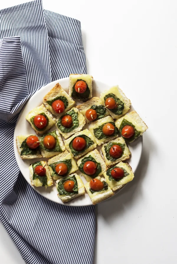 Canapés de mussarela, rúcula e tomate