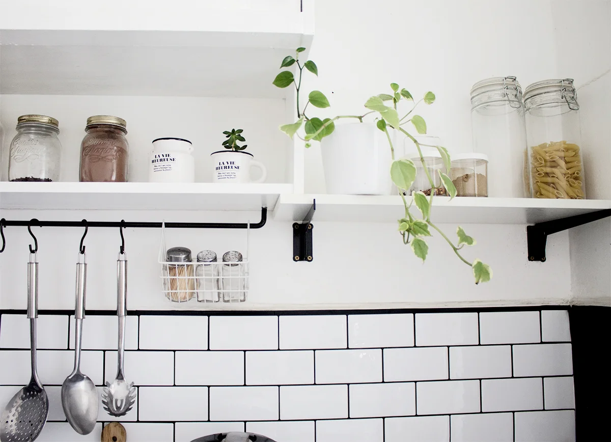 Um resumo do processo de construção de uma cozinha escandinava em apartamento alugado.