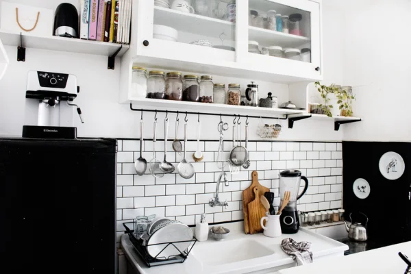 Um resumo do processo de construção de uma cozinha escandinava em apartamento alugado.
