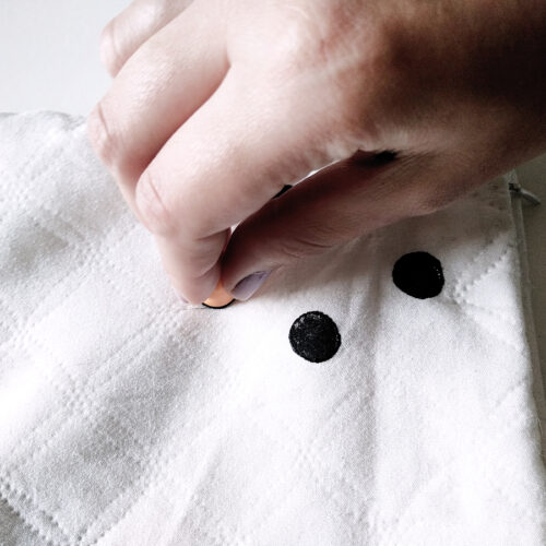 fazendo capa de almofada de bolinha