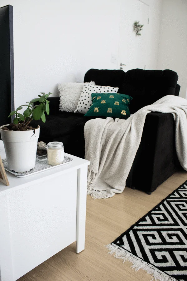 Decoração de outono com cravos e abelhas