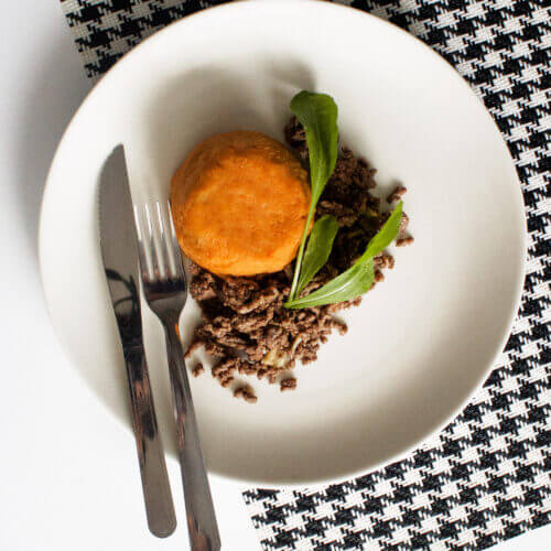 Purê de batata com páprica carne e rúcula