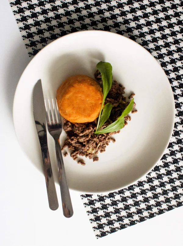 Purê de batata com páprica carne e rúcula