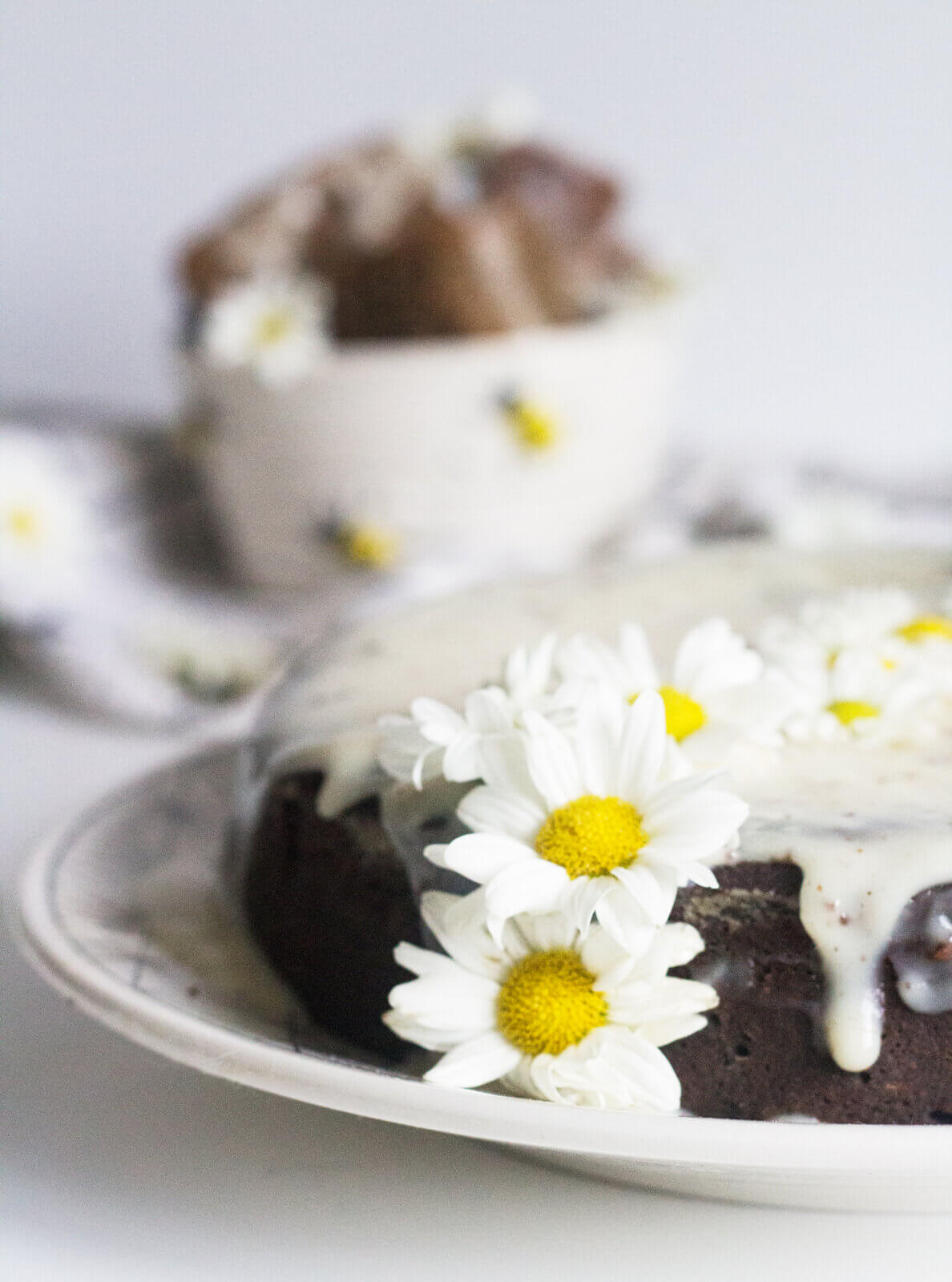 Bolo de mel com calda de coco decorado com mini margaridas