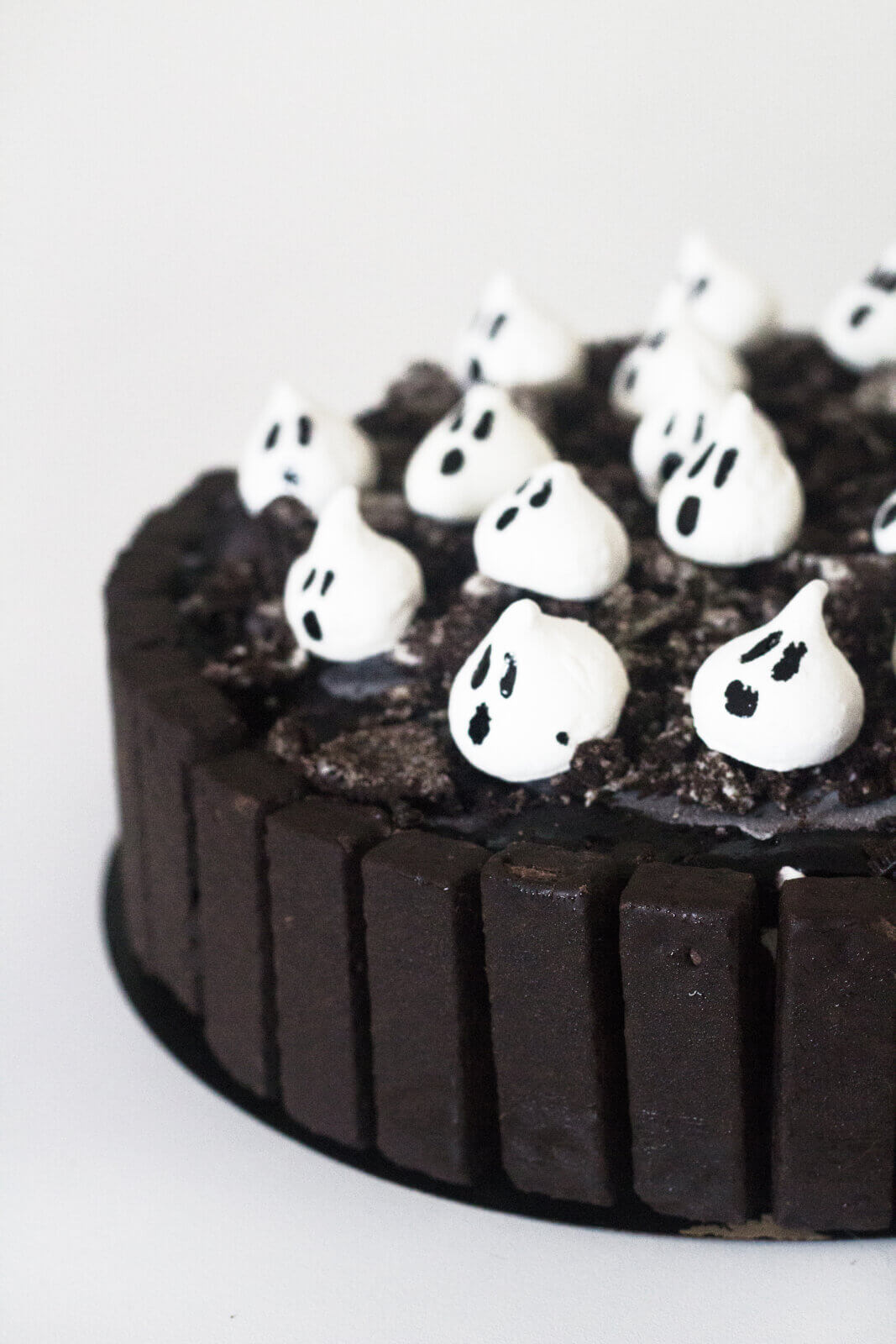 torta de chocolates com mini suspiros desenhados de fantasminha