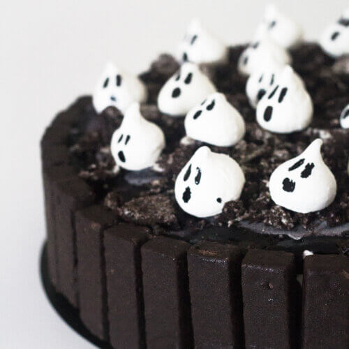 torta de chocolates com mini suspiros desenhados de fantasminha