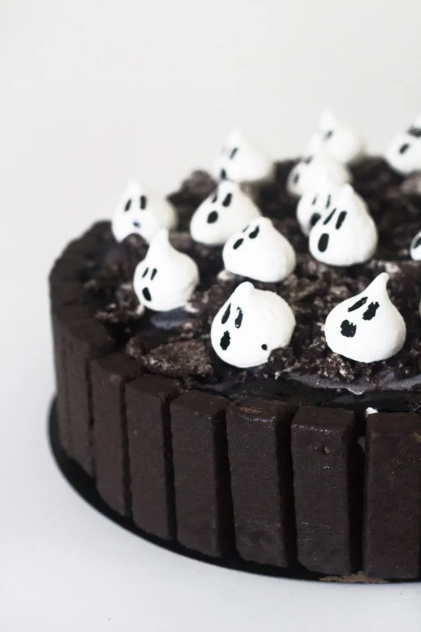 torta de chocolates com mini suspiros desenhados de fantasminha