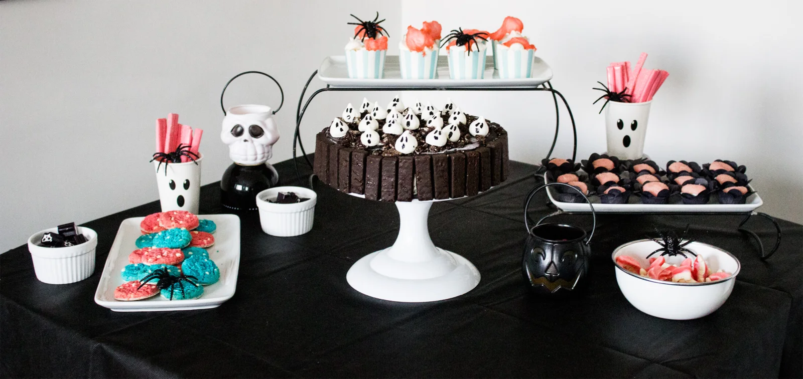 mesa de doces de halloween com fantasminhas