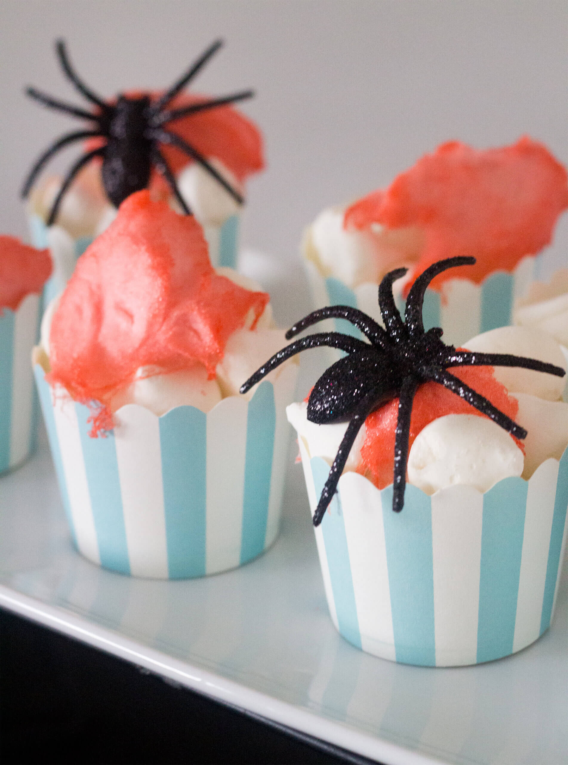 suspiros com algodao rosa e uma aranha