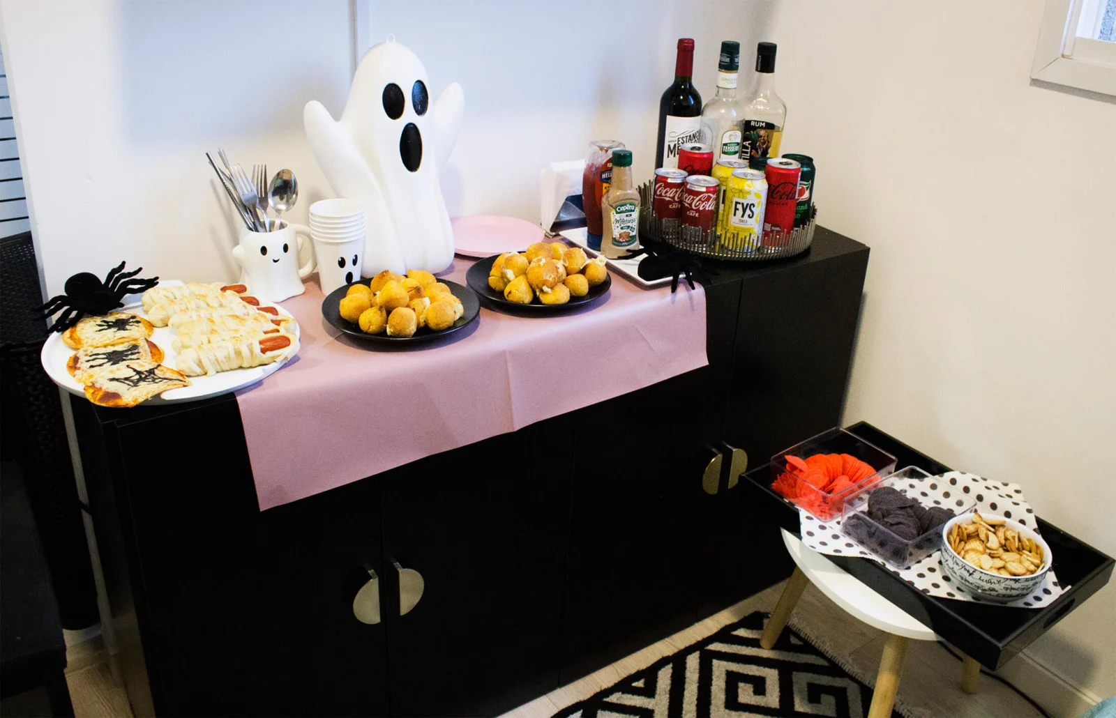 mesa de salgados com um fantasma grande