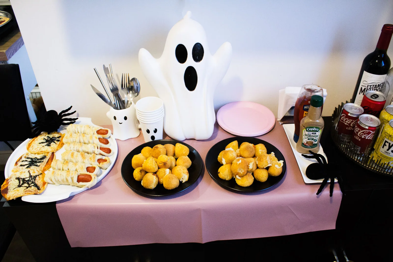 mesa de salgados com um fantasma grande
