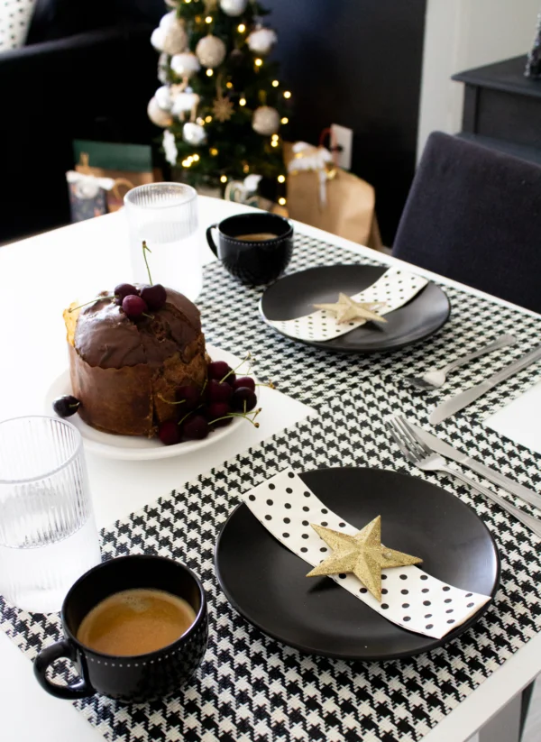 Um relato íntimo sobre a tradição do café da manhã de Natal, memórias da infância, rabanadas, panetone e pequenos rituais…
