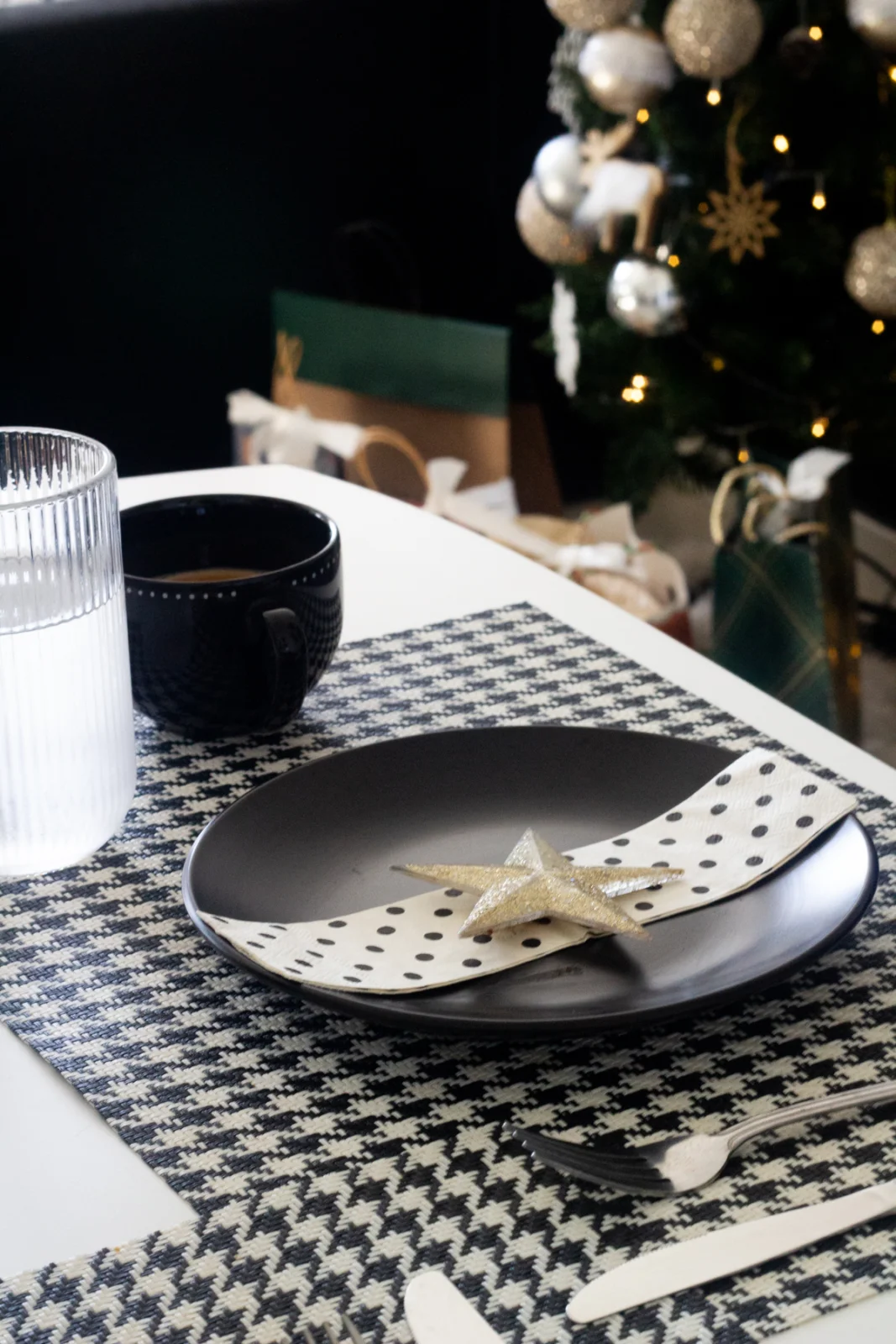 Um relato íntimo sobre a tradição do café da manhã de Natal, memórias da infância, rabanadas, panetone e pequenos rituais…
