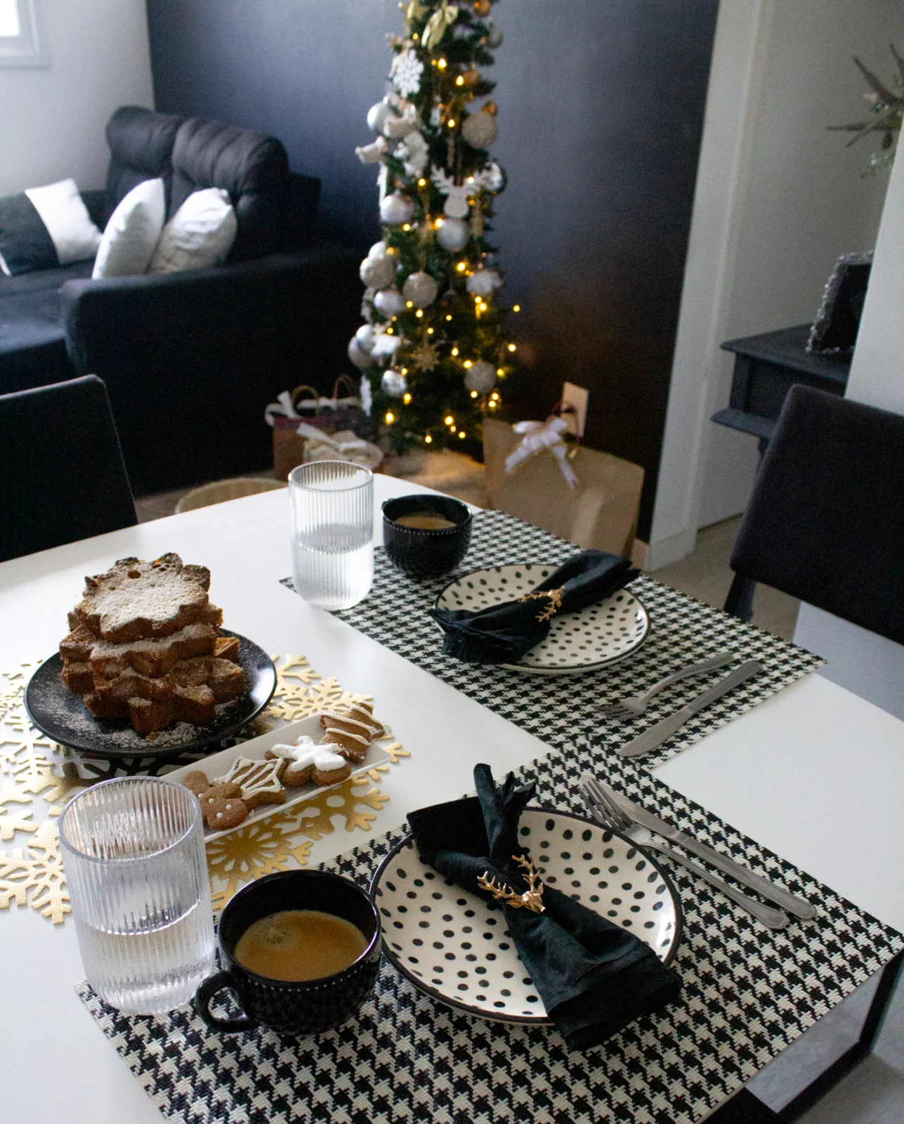 Um relato íntimo sobre a tradição do café da manhã de Natal, memórias da infância, rabanadas, panetone e pequenos rituais…