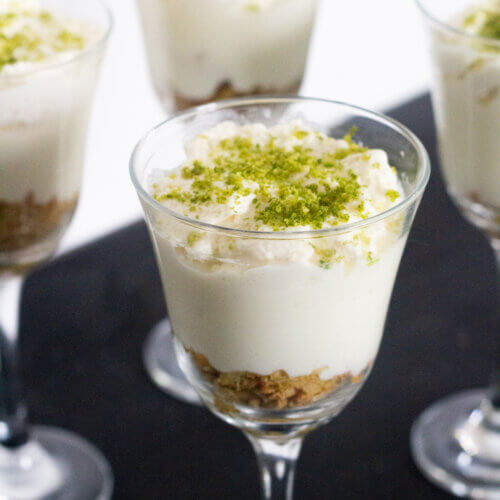 Torta de limão na taça: camada de farofa, mousse de limão, chantilly e raspas de limão