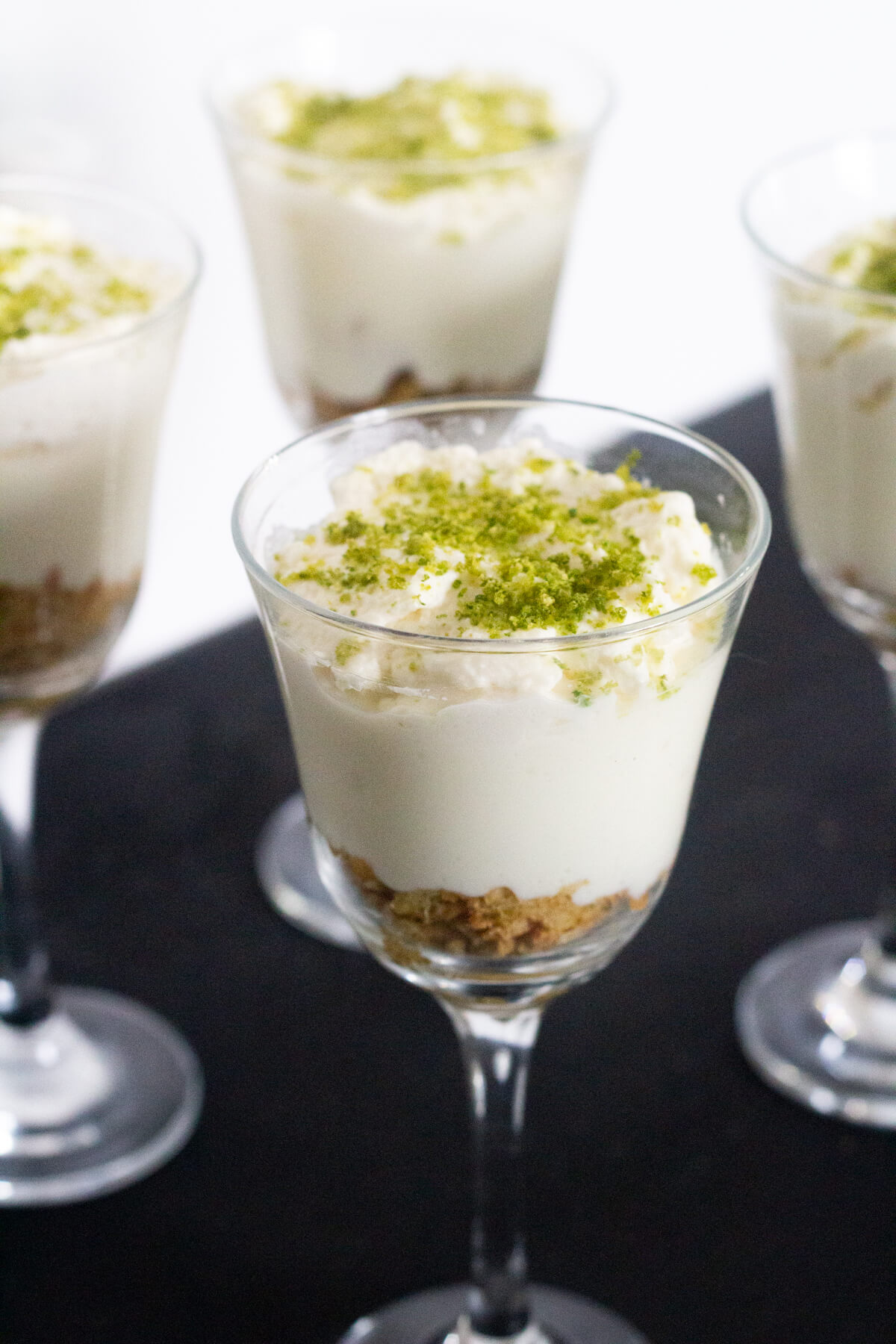Torta de limão na taça: camada de farofa, mousse de limão, chantilly e raspas de limão