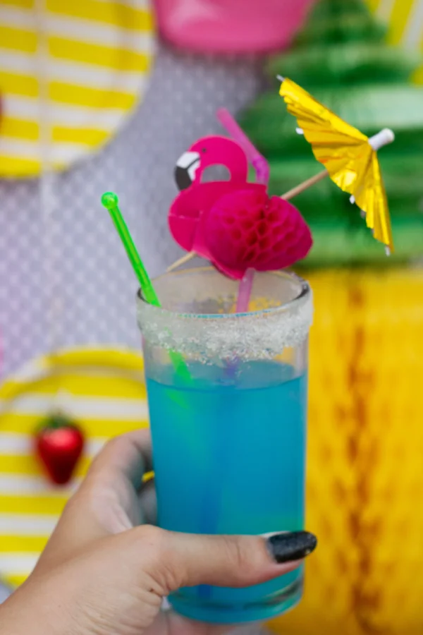 drink azul no copo com flamingo