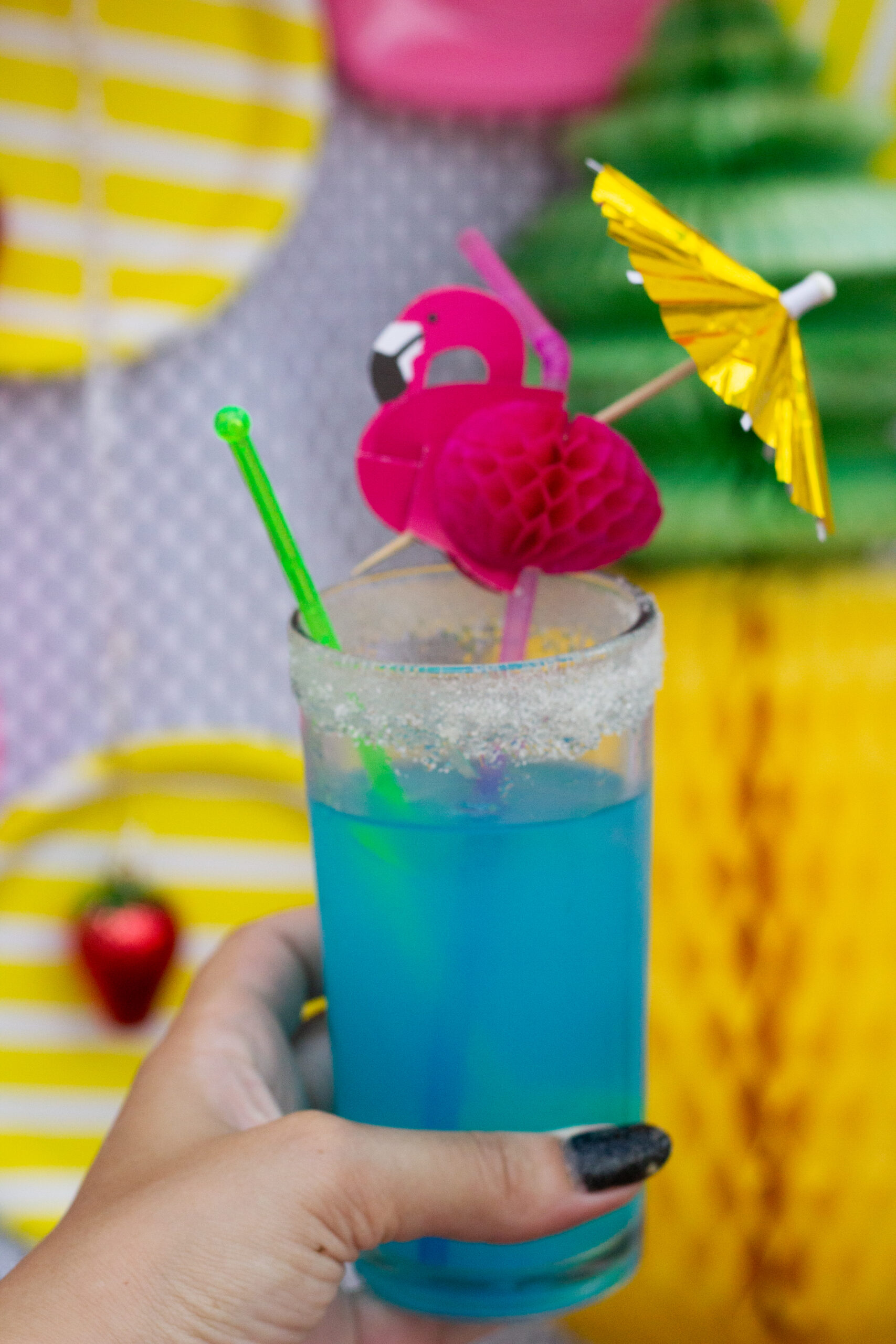 drink azul no copo com flamingo