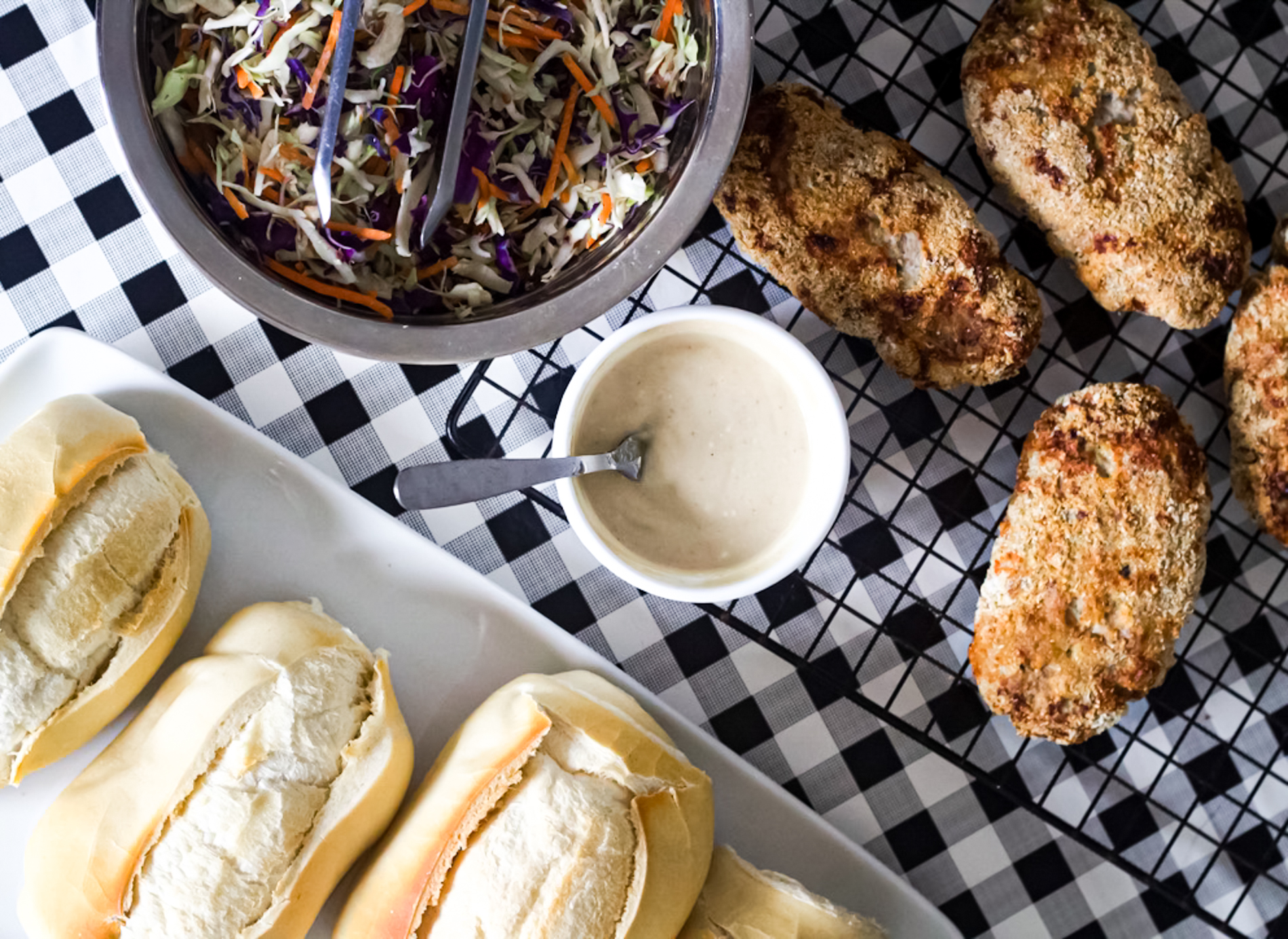 Sanduíche de porco crocante com molho de iogurte e mel