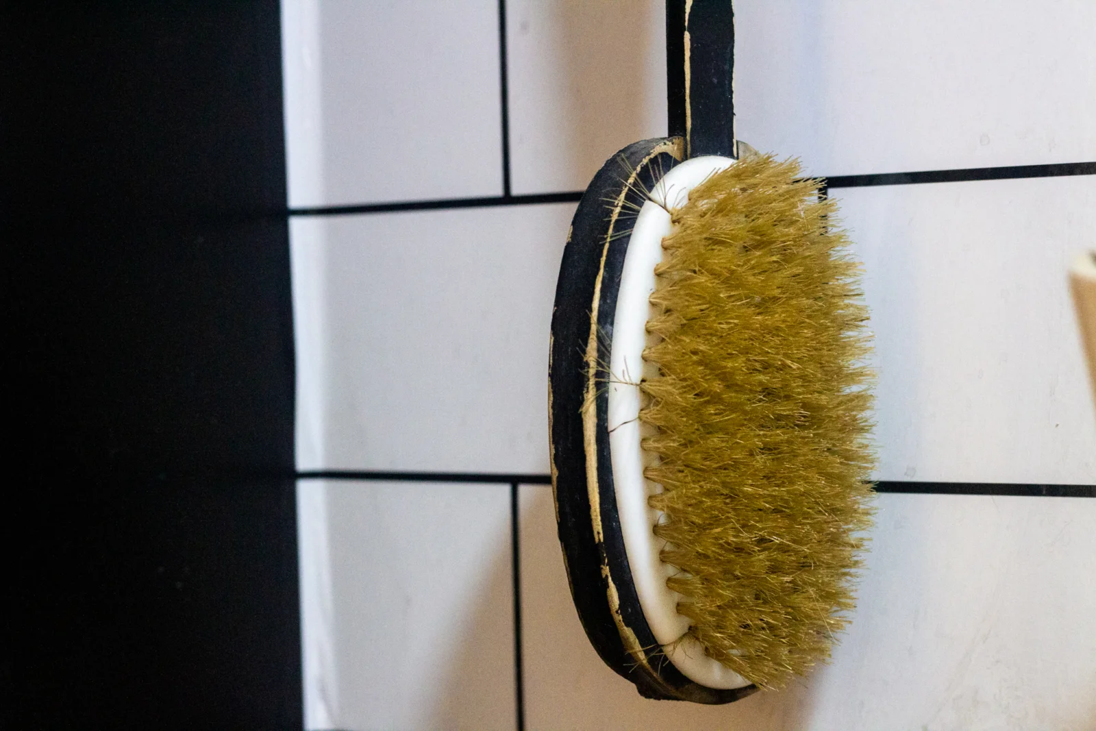 Um banheiro aconchegante em um apê alugado
