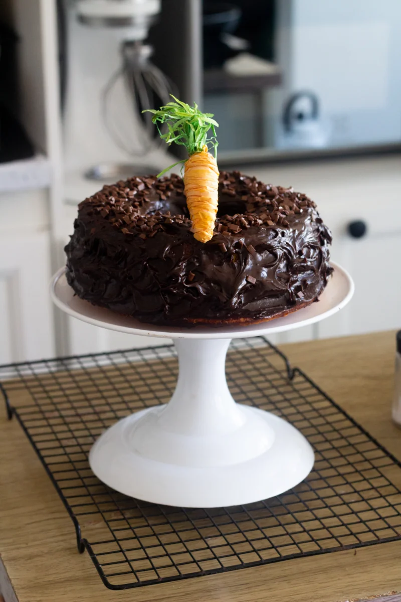 Bolo de cenoura com calda de brigadeiro