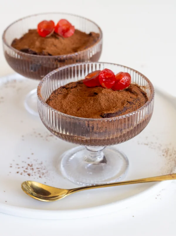 Mousse de chocolate com cerejas