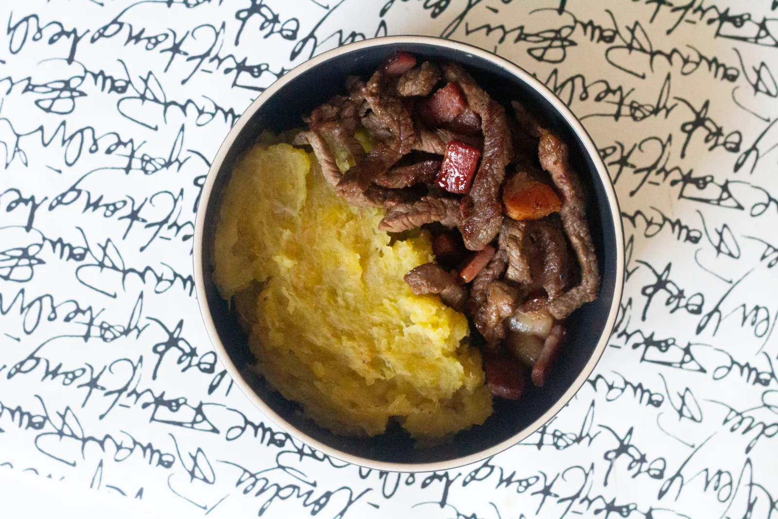Purê de banana com carne e bacon