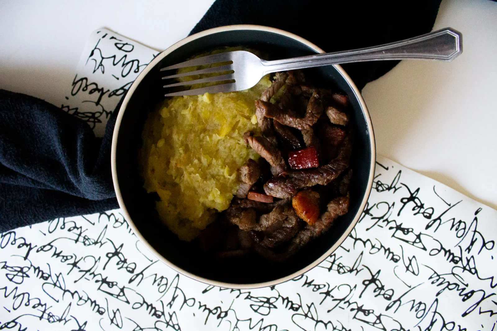 Purê de banana com carne e bacon