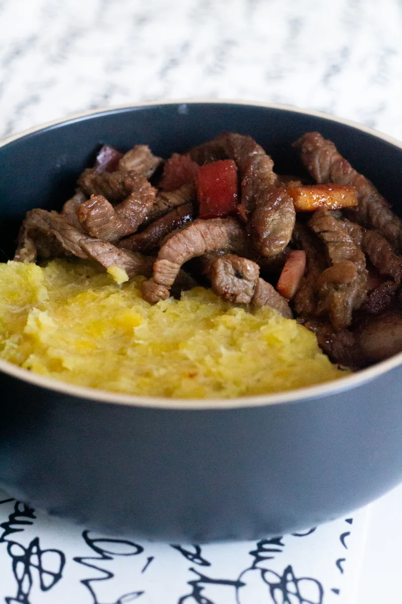 Purê de banana com carne e bacon